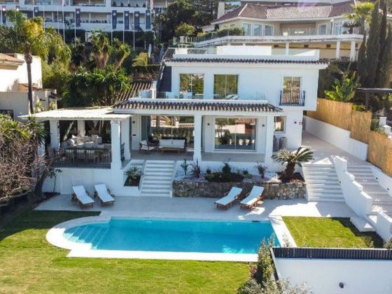 Foto 2 de Xalet en venda a calle Avenia Las Brisas Nueva Andalucia de 5 habitacions amb terrassa i piscina