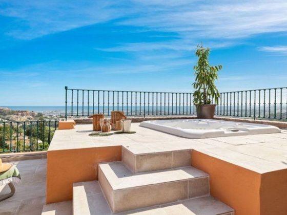 Foto 1 de Àtic en venda a calle Los Naranjos Nueva Andalucia de 3 habitacions amb terrassa i piscina