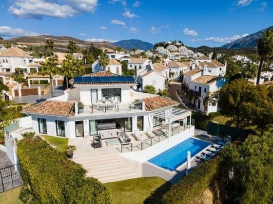 Foto 2 de Chalet en venta en urbanización Nueva Andalucia de 5 habitaciones con terraza y piscina