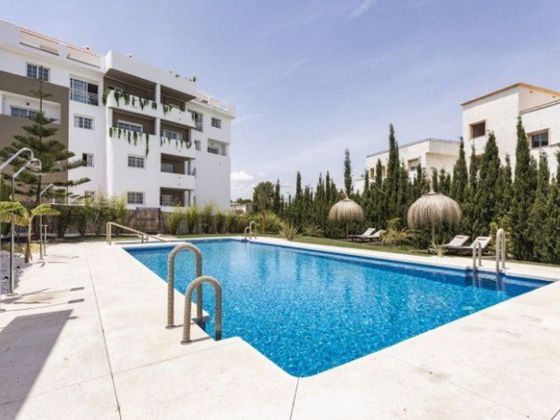 Foto 1 de Ático en venta en calle Nueva Andalucia de 2 habitaciones con terraza y piscina