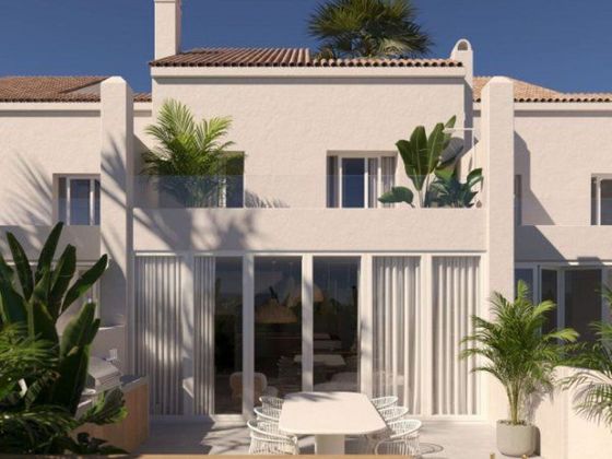 Foto 2 de Casa adossada en venda a calle Marbella de 3 habitacions amb terrassa i piscina