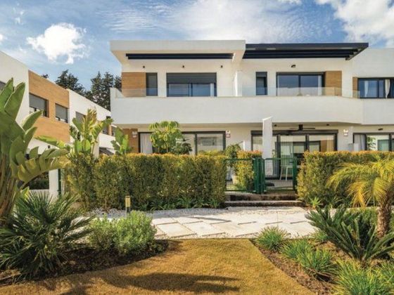 Foto 2 de Casa adosada en venta en calle Marein Villagenueva Andalucia de 3 habitaciones con terraza y piscina