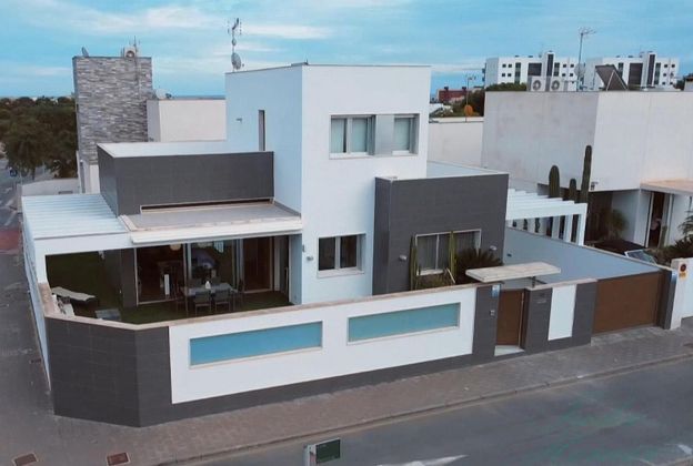 Foto 1 de Casa rural en venta en calle Venecia de 3 habitaciones con terraza y piscina