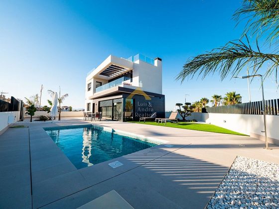 Foto 1 de Casa en venda a Almoradí de 3 habitacions amb piscina i jardí