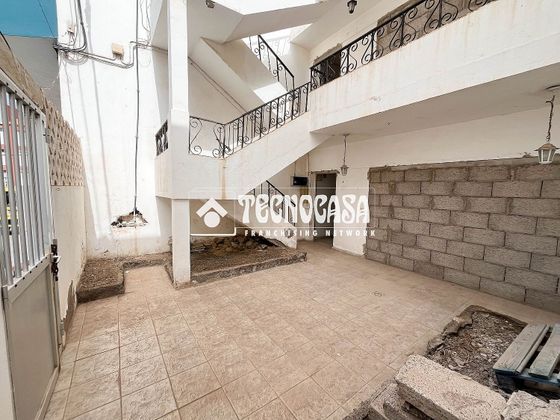 Foto 1 de Casa en venda a Playa de Arinaga de 6 habitacions amb terrassa i balcó