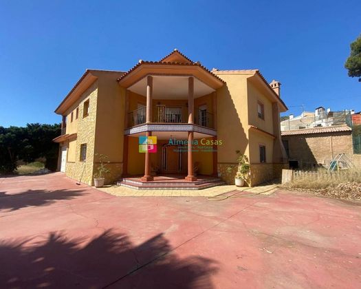 Foto 1 de Xalet en venda a Cuevas del Almanzora pueblo de 4 habitacions amb terrassa i jardí