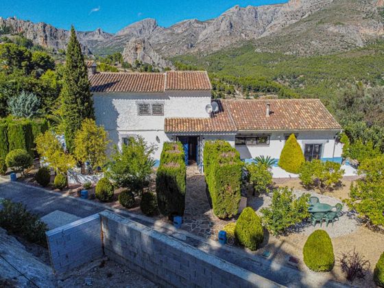 Foto 2 de Casa en venda a Guadalest de 4 habitacions amb terrassa i piscina