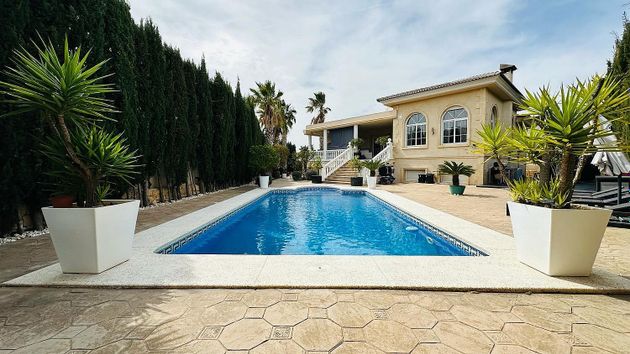 Foto 1 de Casa en venda a Alfaz del Pi Pueblo-Urbanizaciones de 6 habitacions amb terrassa i piscina