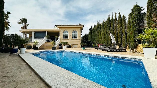 Foto 2 de Casa en venda a Alfaz del Pi Pueblo-Urbanizaciones de 6 habitacions amb terrassa i piscina