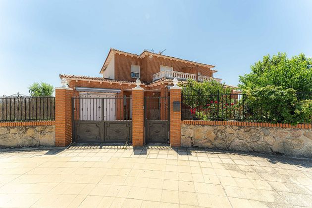 Foto 1 de Venta de casa en Villa del Prado de 4 habitaciones con terraza y jardín