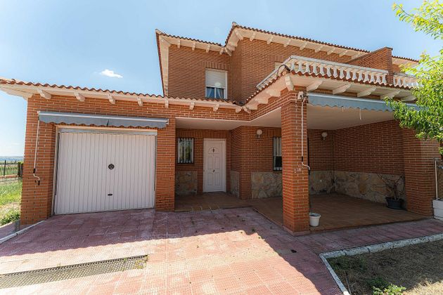 Foto 2 de Casa en venda a Villa del Prado de 4 habitacions amb terrassa i jardí