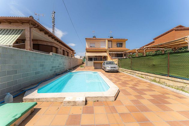 Foto 1 de Casa adossada en venda a Villa del Prado de 4 habitacions amb terrassa i piscina