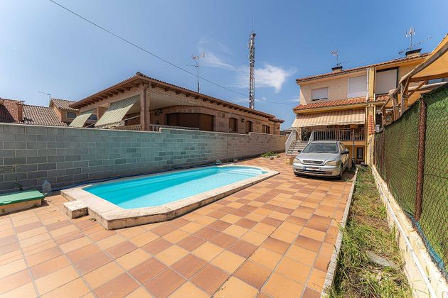 Foto 2 de Venta de casa adosada en Villa del Prado de 4 habitaciones con terraza y piscina