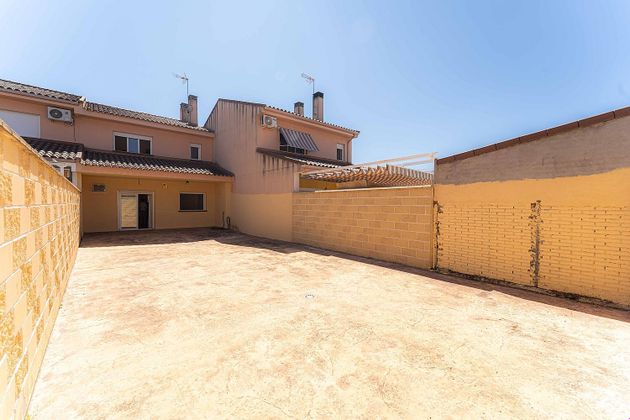 Foto 2 de Casa adossada en venda a Casarrubuelos de 3 habitacions amb terrassa i piscina