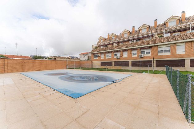 Foto 1 de Venta de dúplex en Serranillos del Valle de 2 habitaciones con piscina y garaje