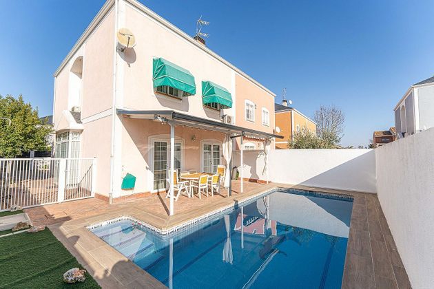 Foto 1 de Casa en venda a calle Serranillos de 4 habitacions amb terrassa i piscina