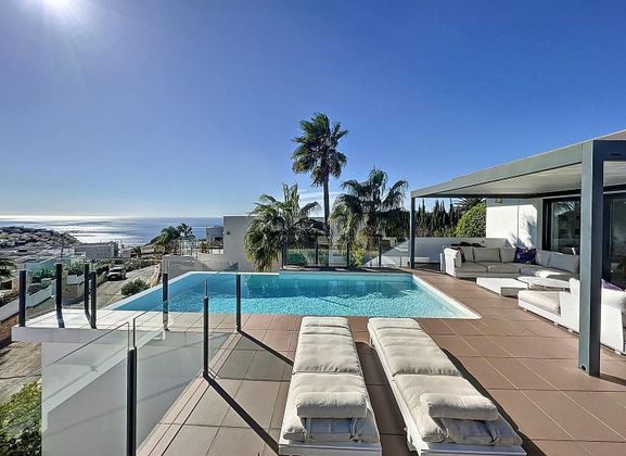 Foto 1 de Casa en venda a calle Magnolias de 4 habitacions amb terrassa i piscina