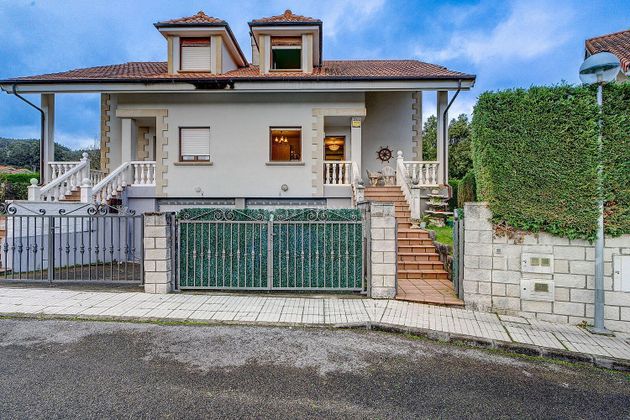 Foto 2 de Casa adossada en venda a barrio Zoña de 4 habitacions amb terrassa i piscina