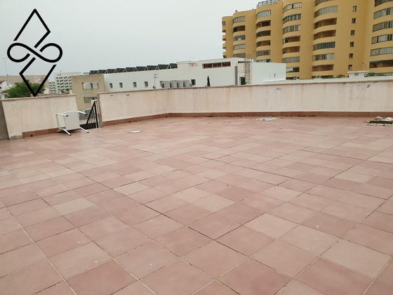 Foto 2 de Venta de chalet en La Carihuela de 4 habitaciones con terraza y jardín