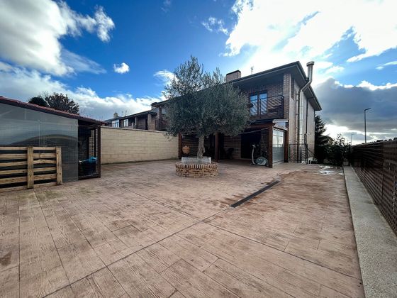 Foto 1 de Casa en venda a Cabrerizos de 4 habitacions amb terrassa i piscina