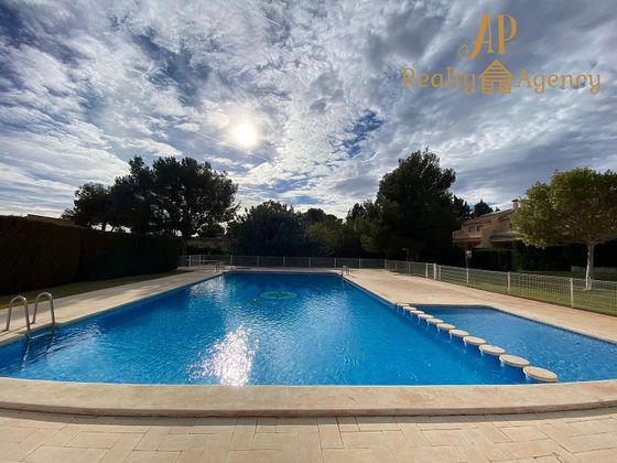 Foto 1 de Casa en venda a calle Dos Castillas de 4 habitacions amb terrassa i piscina