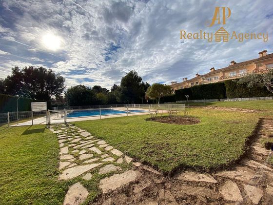 Foto 2 de Casa en venda a calle Dos Castillas de 4 habitacions amb terrassa i piscina