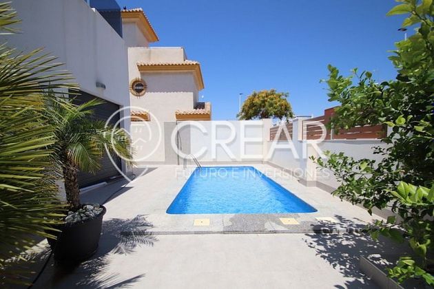 Foto 1 de Chalet en venta en Nueva Torrevieja - Aguas Nuevas de 5 habitaciones con terraza y piscina