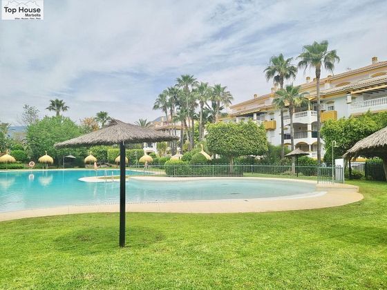 Foto 2 de Alquiler de piso en Los Jardines de Marbella - La Ermita de 3 habitaciones con terraza y piscina