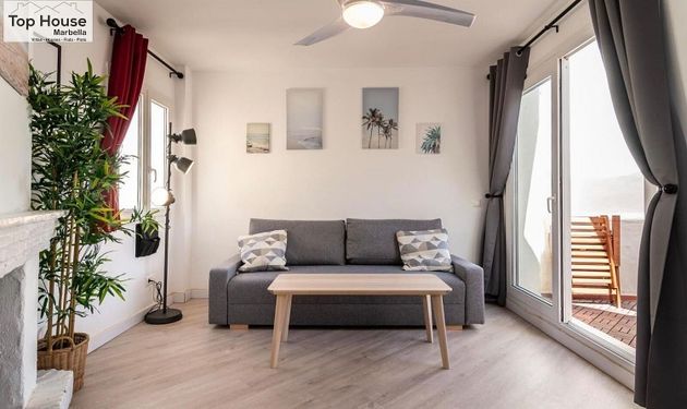 Foto 2 de Alquiler de piso en Puerto Marina de 1 habitación con terraza y muebles