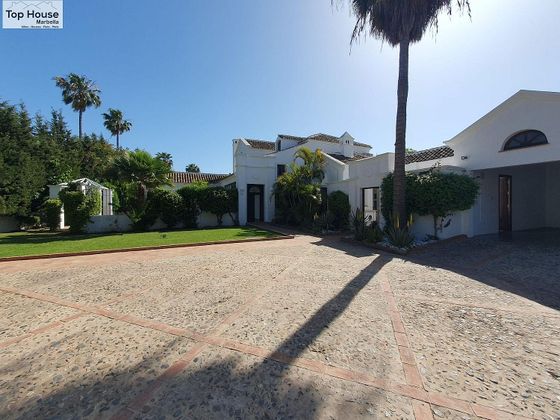 Foto 1 de Alquiler de chalet en Guadalmina de 6 habitaciones con terraza y piscina