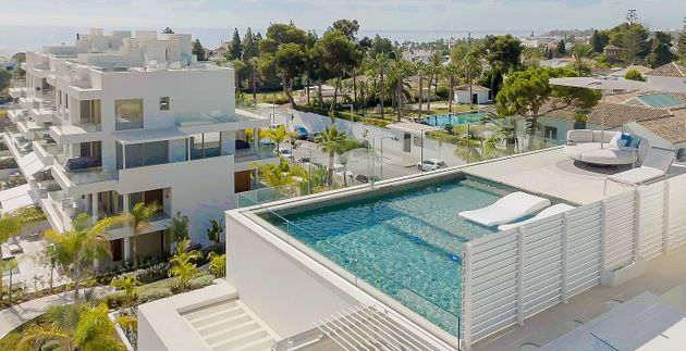 Foto 1 de Ático en venta en urbanización Lomas de Río Verde de 4 habitaciones con terraza y piscina