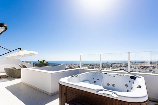 Foto 1 de Dúplex en venta en urbanización Altos de Estepona de 4 habitaciones con terraza y piscina