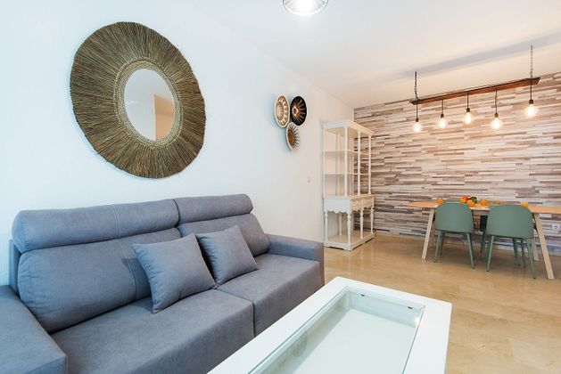 Foto 2 de Pis en lloguer a calle Refino de 3 habitacions amb mobles i balcó