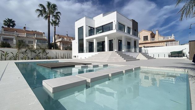 Foto 1 de Chalet en venta en Playa de los Locos de 5 habitaciones con terraza y piscina