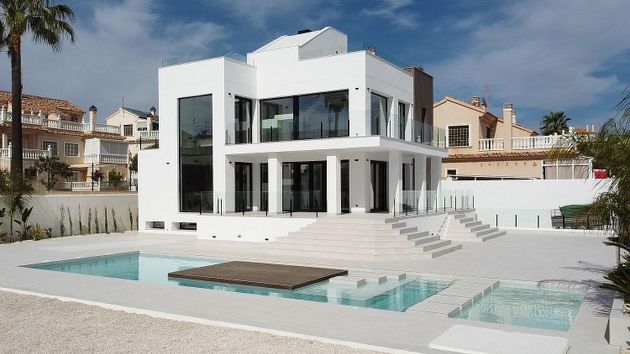 Foto 2 de Chalet en venta en Playa de los Locos de 5 habitaciones con terraza y piscina
