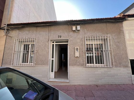 Foto 1 de Venta de casa en Centro - Torrevieja de 6 habitaciones con terraza