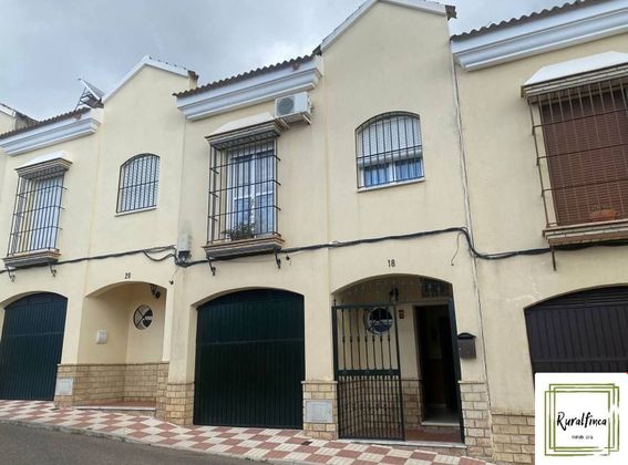 Foto 1 de Casa adossada en venda a Alcalá del Río de 4 habitacions amb terrassa