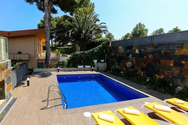 Foto 2 de Xalet en lloguer a calle Mirador de 4 habitacions amb terrassa i piscina