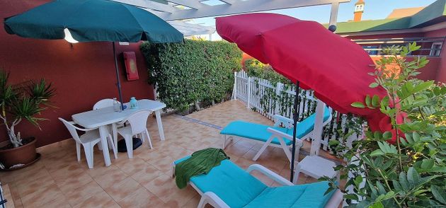 Foto 2 de Alquiler de casa adosada en calle Touroperador Aurinkmatkat de 1 habitación con terraza y piscina
