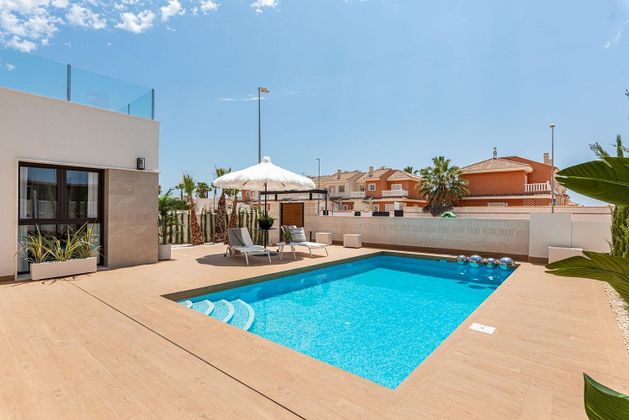 Foto 2 de Chalet en venta en calle Doña Pepa de 3 habitaciones con terraza y piscina