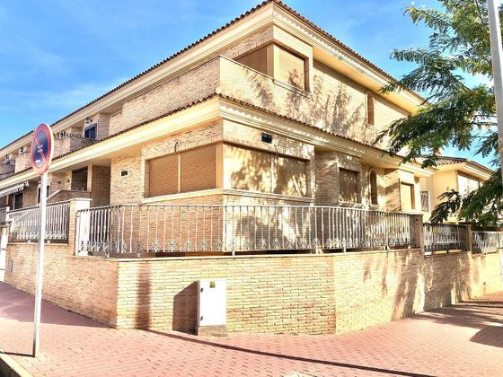 Foto 1 de Casa en venda a calle Paraguay de 4 habitacions amb terrassa i balcó