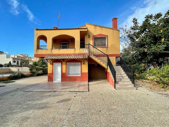 Foto 2 de Chalet en venta en calle Juan Ramon Jimenez de 7 habitaciones con terraza y garaje