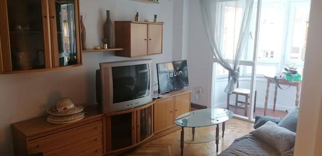 Foto 1 de Alquiler de piso en calle Floranes de 3 habitaciones con muebles y calefacción