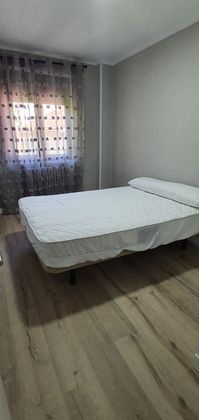Foto 1 de Pis en lloguer a Centro - Salamanca de 4 habitacions amb mobles i balcó