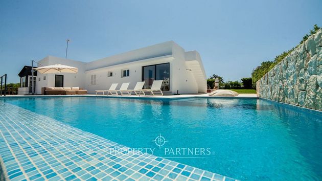 Foto 1 de Venta de chalet en Cala En Blanes de 4 habitaciones con terraza y piscina