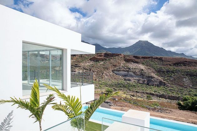 Foto 1 de Venta de chalet en Costa Adeje de 5 habitaciones con terraza y piscina