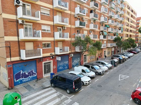 Foto 2 de Local en venta en calle De Sant Columbà con terraza