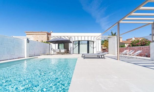 Foto 1 de Xalet en venda a calle Cap Ras de 3 habitacions amb terrassa i piscina