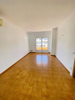 Foto 2 de Venta de piso en avenida De Montgó de 3 habitaciones con terraza y aire acondicionado