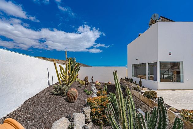 Foto 2 de Venta de chalet en El Médano de 4 habitaciones con terraza y piscina